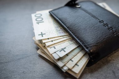 Siyah bir erkek cüzdanında 200 zloti banknot. Ev bütçesi ve finans tasarruf kavramı