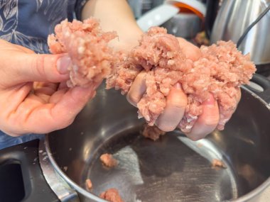 Kadın elleri taze köfteler için kıyma öğütüyor. Çiğ taze kıyma. 