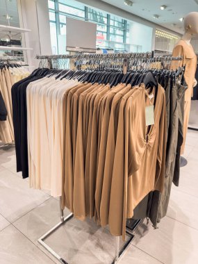 Butikte yeni kadın kıyafetleri koleksiyonu. Moda ve alışveriş kavramı. 