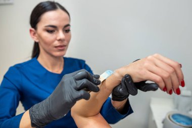 Şekerleme ustası kadınlar için balmumu şekeri yapıştırıcısı kullanır. Kozmetik odası. Şekerli epilasyon kavramı. Yaşam biçimi