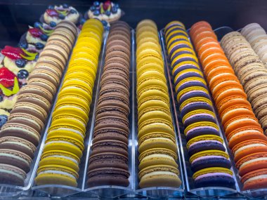 Taze rengarenk mini kurabiyeler, Fransız tatlısı. Pastane yemekleri çok lezzetli.