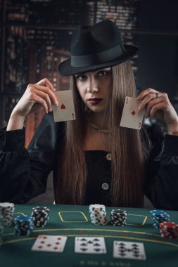 Kadın poker oynar ve oyunda iki as gösterir. Kazanan konsept. Kumar oynuyorum. Şans ve servet.