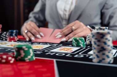 Kumarhanede kadın pokeri ve kumar oynamak, şans oyunlarında zaman geçirmek. Kumar gecesi yaşam tarzı