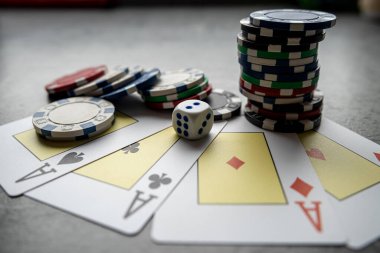 Gri arkaplanlı poker fişleri, hiç kimse. Poker oyunu konsepti