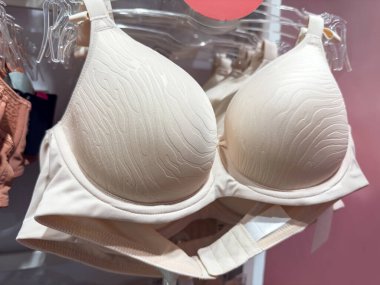 İç çamaşırı mağazasında asılı beyaz sutyenler. Satış konsepti. Kadın modası. 