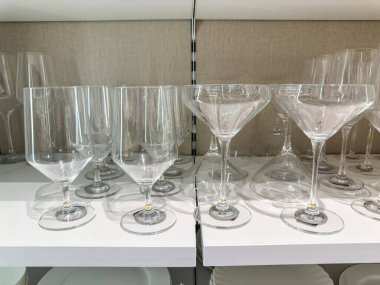 Satılık bir mağazada zarif farklı şarap ve şampanya kadehleri. Alışveriş konsepti