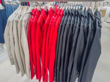 Güzel bayan moda kıyafetleri bir giyim mağazasındaki elbise raflarından yeni tişörtler. Kimse.