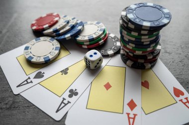 Gri arkaplanlı poker fişleri, hiç kimse. Poker oyunu konsepti