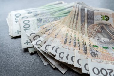  Çoğu banknotları 100, 200 dolar maddi kaynak olarak parlatır. Polonya 'da enflasyon artıyor