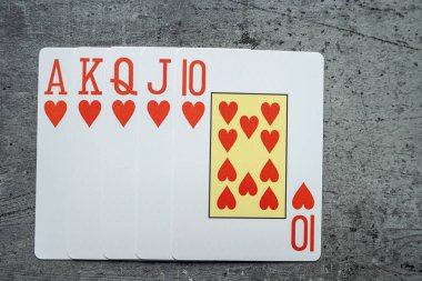 Heart Royal 'ın floş takımı gri masada kağıt oynuyor. Kumar konsepti