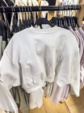 Askıda yeni sezonun kadın gömlekleri sıralanmıştı. Kadın giyim mağazası..