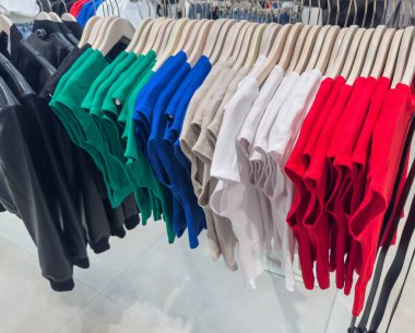 Bir butikte askılarda kadın kıyafetleri koleksiyonu. Alışveriş merkezindeki defilede