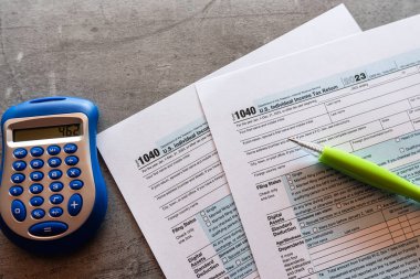 Vergi formları, hesap makinesi dolma kalem ofis masasında, vergi ücretini ödüyor. İş ve vergi kavramı