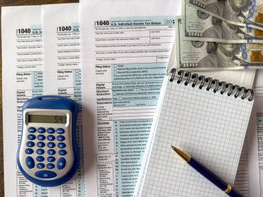 Finansal bireysel vergi formu büro masasında 1040 kalem hesap makinesi dolar nakit iade ediyor. Vergilendirme kavramı