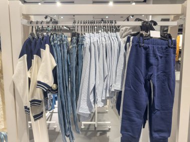 Güzel bayan moda kıyafetleri bir giyim mağazasındaki elbise raflarından yeni tişörtler. Kimse.
