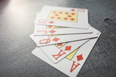 Bir dizi elmas. Floş poker yüksek kombinasyon. Kumar konsepti