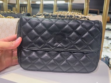 Moda mağazasının rafında yeni lüks deri çantalar. Moda konsepti