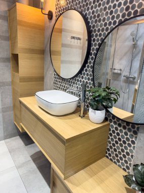 Lavabo lavabosu ve ayna rafı musluğu. Şık bir banyonun modern iç mekanı.