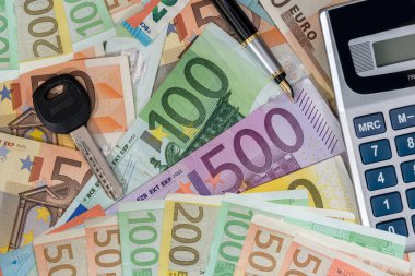 Araba anahtarlarının üzerinde Avro parası var. Almak ve kiralamak için. Satış konsepti