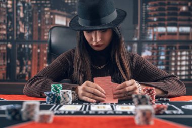 Poker oynayan genç bir kadın, düşün ve bahse gir. Kumar konsepti, yaşam tarzı