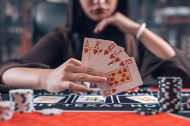 Güzel bir kadın kumarhanede Teksas Pokeri oynuyor. Poker ya da diğer oyun konseptleri. Gece hayatı.