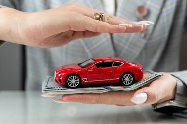 Kırmızı oyuncak arabalı kadın ellerini kapamak, isyankar koruma konsepti. Karantina garantisi