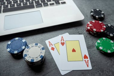 Çevrimiçi oyun konsepti poker, dizüstü bilgisayarla kart ve çip oynamak. Kumar.