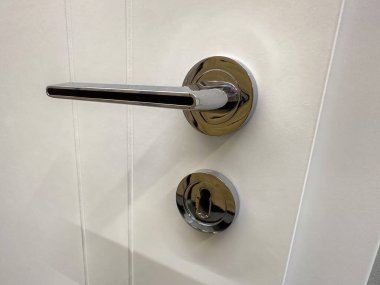 Süslü, iç kapılı, buzlu cam takılı ve yeni saplı. Modern iç mimari