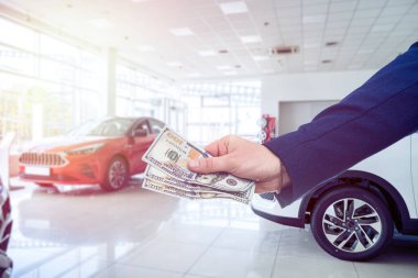 İş adamı galeriden araba alırken nakit para verir. Satın alma veya kiralama vechicle kavramı
