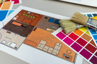 Renk örnekleri içeren renk palet rehberi kataloğu. Ev planlarıyla birlikte. Masanın üzerine proje taslağı hazırlıyor. Yaratıcılık işyeri