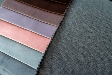 Odasında yenileme için farklı renkte kumaşlar, yeni kanepe ve sandalyeler var. Kumaş