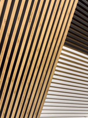 Ev dekorasyonunda dikey ahşap şeritli modern duvar panelleri. Ahşap zemin