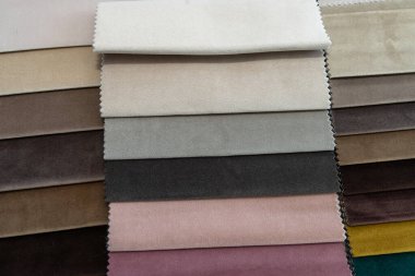 Kumaş örnekleri farklı renklerde, mobilyalar için döşeme malzemeleri. Kumaş örnekleri