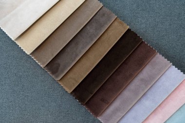 Kumaş örnekleri farklı renklerde, mobilyalar için döşeme malzemeleri. Kumaş örnekleri