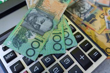 Avustralya dolarları, hesap makinesi, finansal ve yatırım konseptleriyle yüklü. Kazandım.