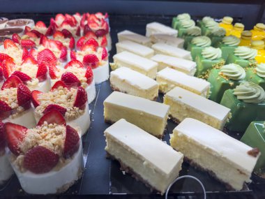 Taze ve lezzetli tatlı kekler ve pastalar mağazanın rafında.