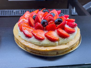Pavlova kremalı pasta ve taze çilek. Lezzetli bekary konsepti