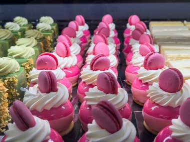 Tatlı büfesi masası ya da resepsiyondaki şekerleme masasında el yapımı pastalar. Tatlı fırın konsepti