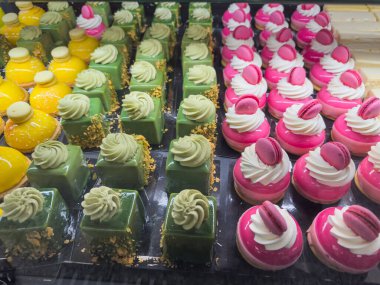 Tatlı büfesi masası ya da resepsiyondaki şekerleme masasında el yapımı pastalar. Tatlı fırın konsepti