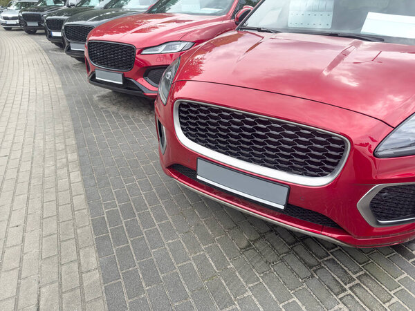 новые роскошные машины, припаркованные в ряд. Продажа подержанных машин. Престижные автомобили