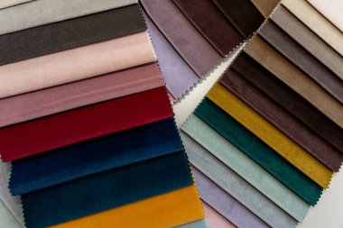 Yenileme koltuğu için farklı renklerde kumaş örnekleri. Döşeme kumaşı örnekleri 