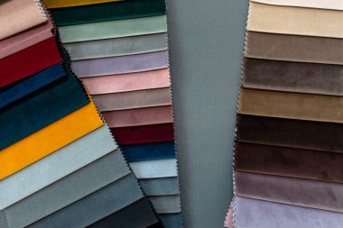 Yenileme koltuğu için farklı renklerde kumaş örnekleri. Döşeme kumaşı örnekleri 