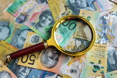 Avustralyalı para yığınına büyüteç. Yeni 50 100 Avustralya parası. Finans kavramı