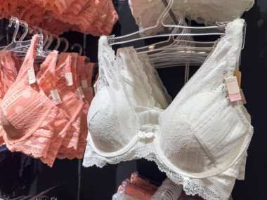 İç çamaşırı mağazasında asılı beyaz sutyenler. Satış konsepti. Kadın modası. 