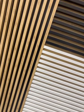 Ev dekorasyonunda dikey ahşap şeritli modern duvar panelleri. Ahşap zemin