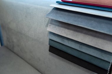 Kumaş örnekleri farklı renklerde, mobilyalar için döşeme malzemeleri. Kumaş örnekleri