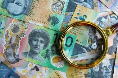 Avustralyalı para yığınına büyüteç. Yeni 50 100 Avustralya parası. Finans kavramı