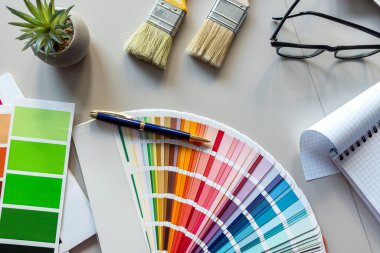 Modern ofis işyeri çok renkli kağıt örnekleri fırça not defteri. Yaratıcı meslek