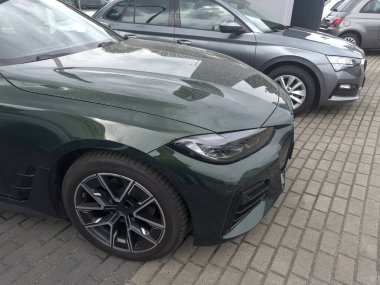 Kiralık ya da satılık galerinin yakınındaki yeni gri arabayı kapat. Otomobil satın alma kavramı rüya gibi