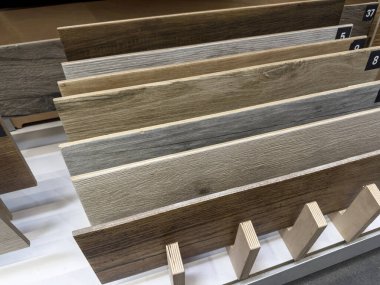 Örnekler ve desenli parke örnekleri depolanmış çeşitli renk paletleri